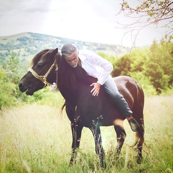 Première ligne : KFC met son Colonel Sanders à cheval